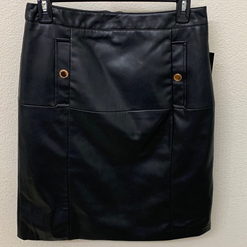 Faux leather skirt, black.